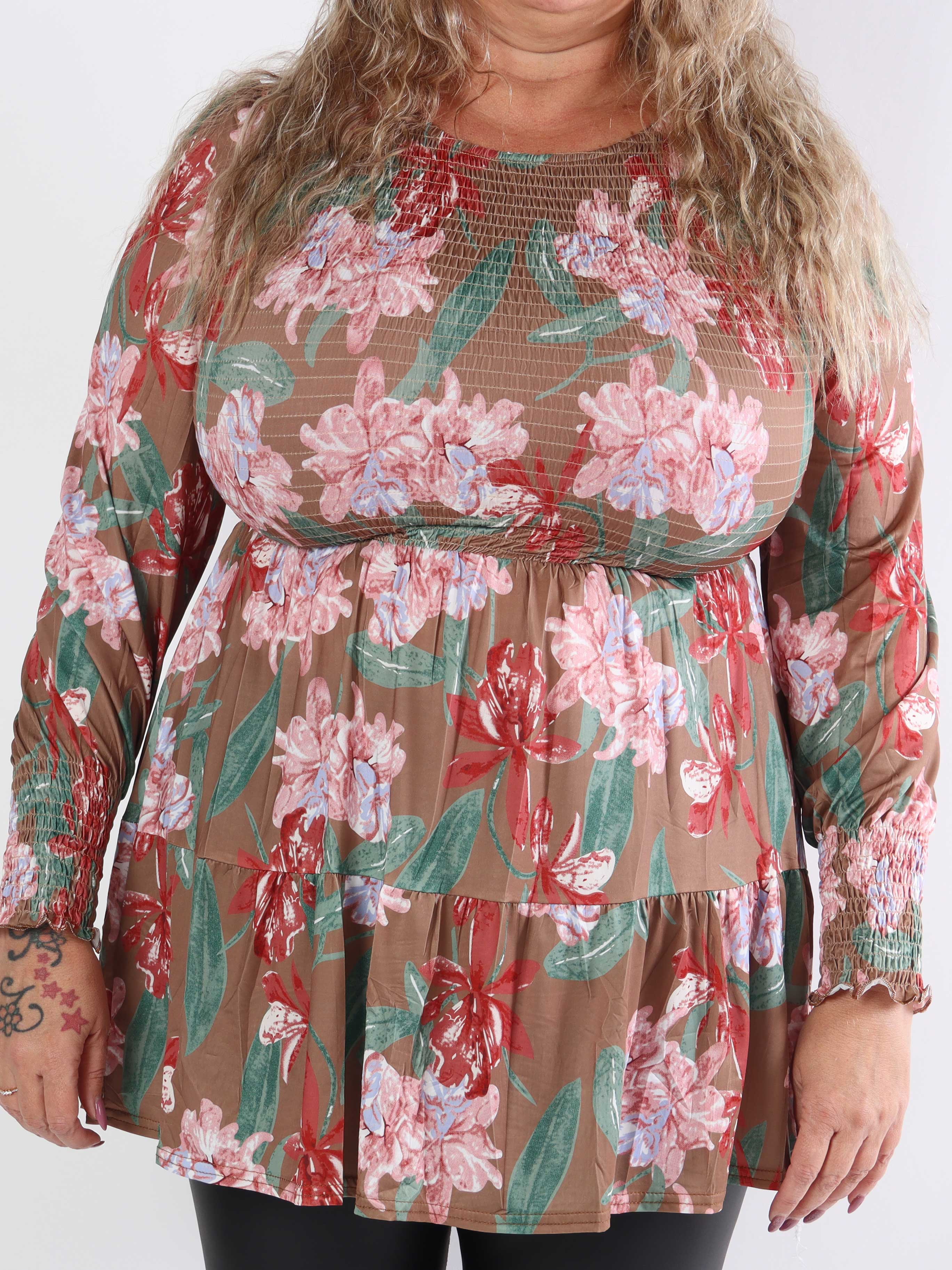 Kelly Flower Shirt - Elastisk plus size bluse med smock henover brystet